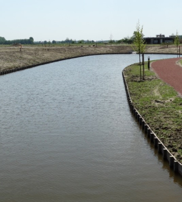 voetgangesrpad en vijver.jpg